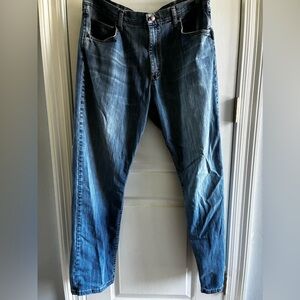 Men’s medium wash Wrangler Jeans 36x32